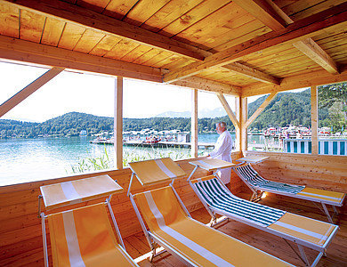 Mann gießt die Aussicht auf den Klopeiner See
