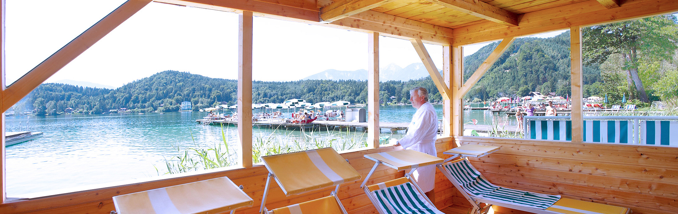 Mann gießt die Aussicht auf den Klopeiner See