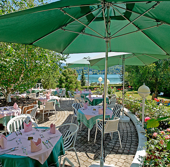 Gemütliche Terrasse im 4* Hotel Birkenhof